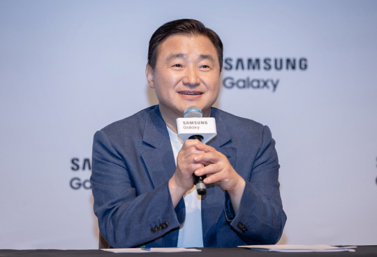 7월 10일(현지시간) 프랑스 파리에서 노태문 삼성전자 MX사업부장(사장)이'삼성 갤럭시 언팩' 행사 직후 국내 기자간담회를 진행하고 있다. 삼성전자 제공